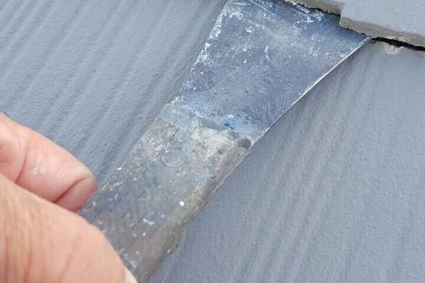 東京都板橋区　屋根塗装　ひび割れ補修　縁切り　タスペーサー